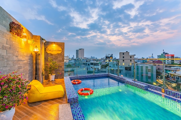 Piscine extérieure, chaises longues