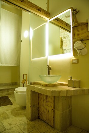 Doppelzimmer (Alcoba Blanca) | Badezimmer | Dusche, kostenlose Toilettenartikel, Haartrockner, Bidet