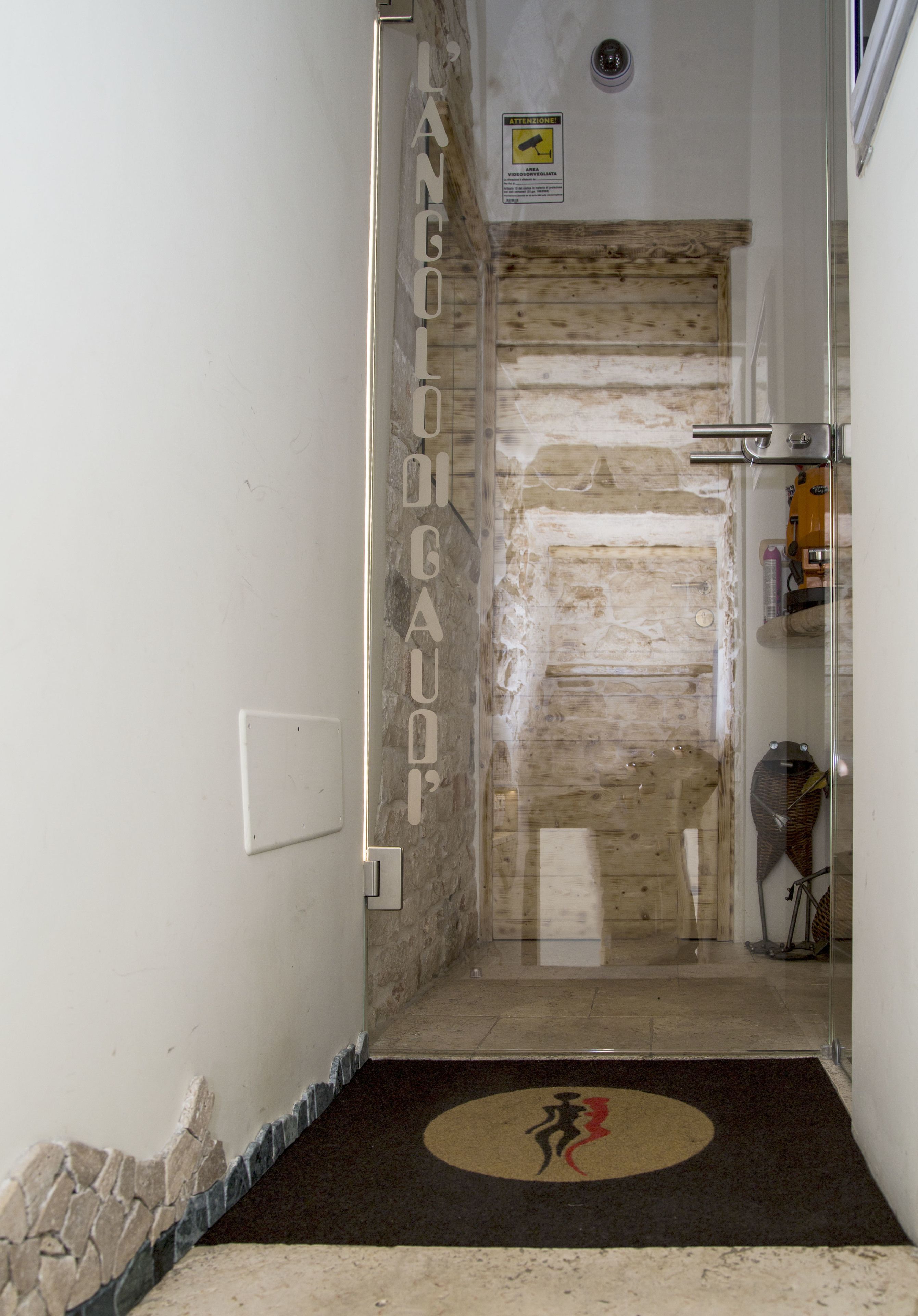 Un corridoio stretto con una porta in legno con la scritta 'LANCOLOCAUP'.