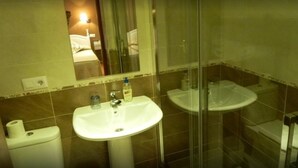 Habitación estándar con 1 cama doble o 2 individuales | Baño