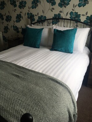 Double Room, 1 Double Bed, Non Smoking | Individually decorated, iron/ironing board, free WiFi - The Cadnant (Llandudno)