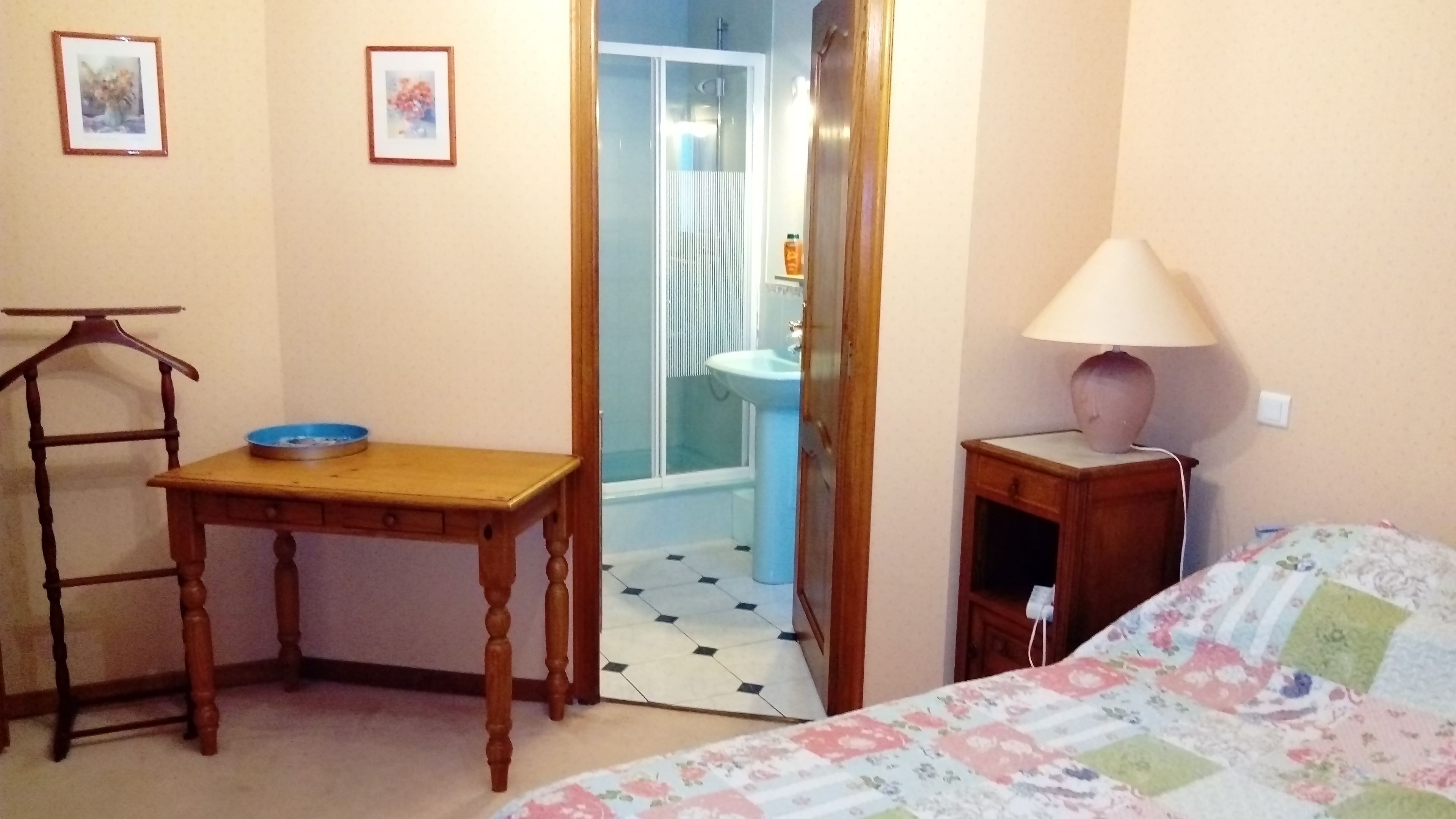 ห้องดับเบิล (Rose) | ห้องน้ำ | ฝักบัว, ของใช้ในห้องน้ำฟรี, ไดร์เป่าผม, ผ้าเช็ดตัว