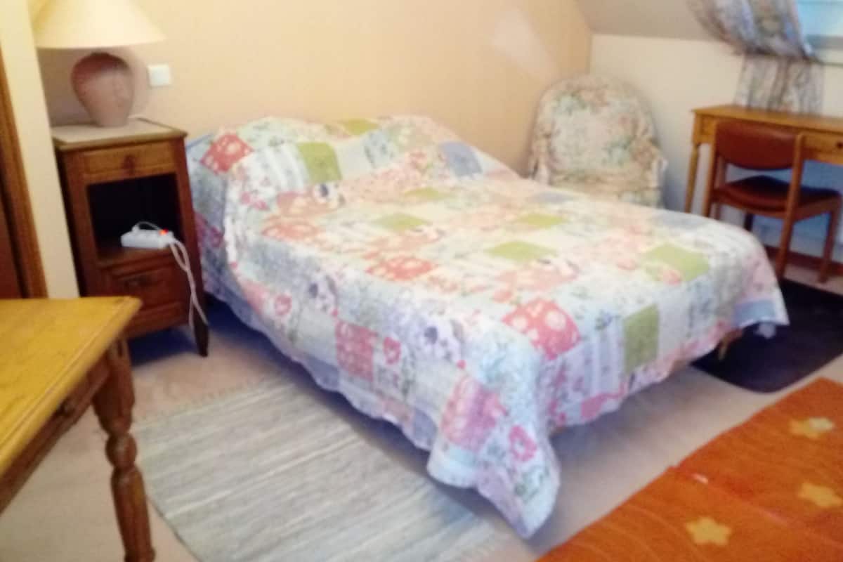 Chambre Double (Rose) | 3 chambres, literie de qualité supérieure, matelas mémoire de forme