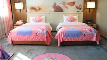 Family Double Room | Minibar, in-room safe, desk, blackout drapes