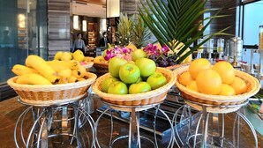 A buffet table with baskets of fruits and flowers. - Jinling Grand Hotel Nanchang (Nanchang)