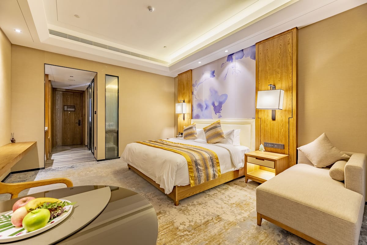Deluxe Double Room, Lake View | Minibar, in-room safe, desk, blackout curtains