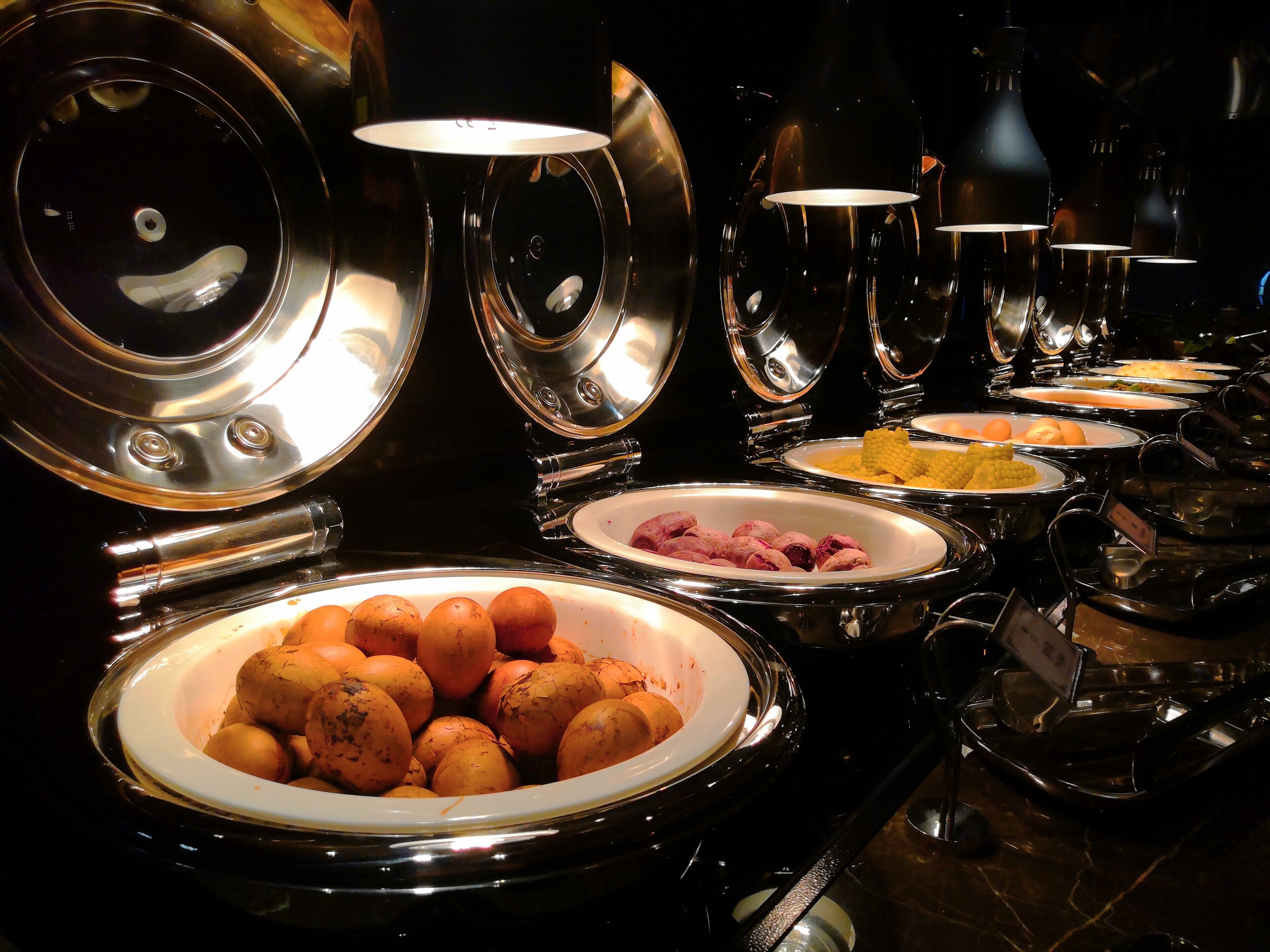 Un buffet proposant une variété de plats et une grande marmite de pommes de terre.
