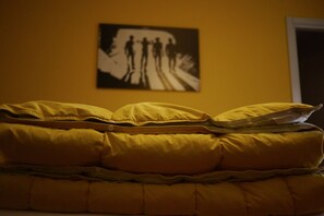 خزنة داخل الغرفة ومكتب ومساحة عمل للكمبيوتر المحمول وواي فاي مجانًا