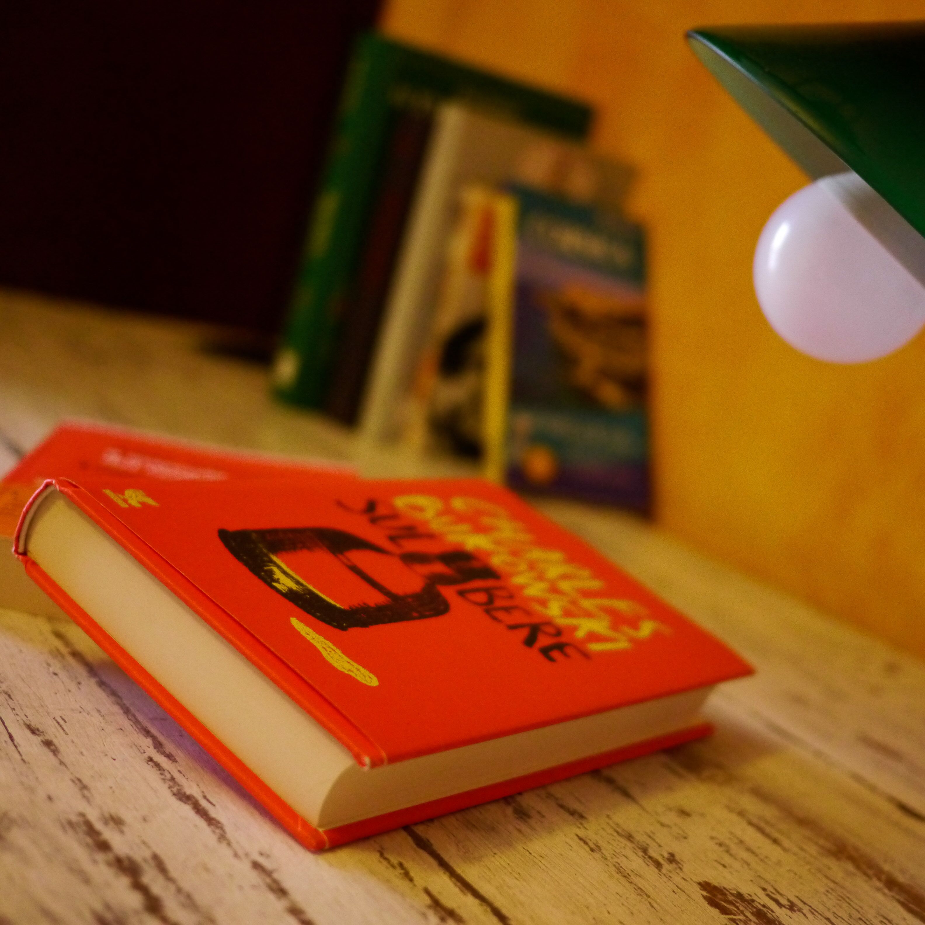 خزنة داخل الغرفة ومكتب ومساحة عمل للكمبيوتر المحمول وواي فاي مجانًا