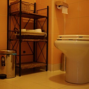 Shower, free toiletries, hair dryer, bidet - Locanda al 5 (Lainate)