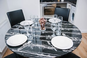 City-Apartment, 2 Schlafzimmer, 2 Bäder | Essbereich im Zimmer