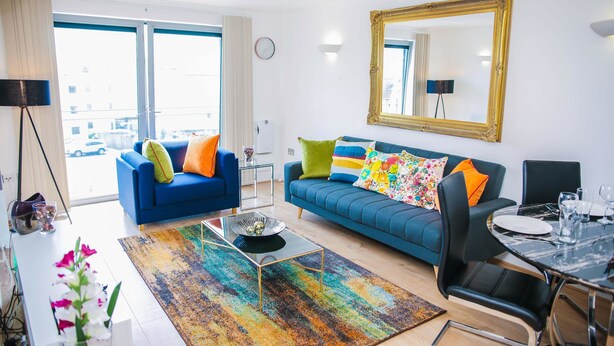 City Apartment, 2 Bedrooms, 2 Bathrooms | Living room | Plasma TV - Riverside 2 Bed Apartment (London)