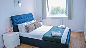 City Apartment, 2 Bedrooms, 2 Bathrooms | 2 bedrooms, blackout drapes, soundproofing, iron/ironing board - Riverside 2 Bed Apartment (London)