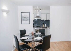 City Apartment, 2 Bedrooms, 2 Bathrooms | In-room dining - Riverside 2 Bed Apartment (London)