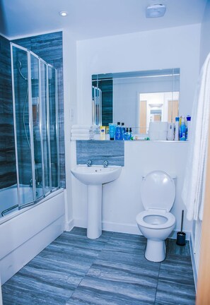 City Apartment, 2 Bedrooms, 2 Bathrooms | Bathroom