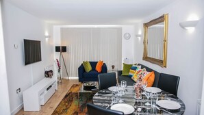 City Apartment, 2 Bedrooms, 2 Bathrooms | In-room dining - Riverside 2 Bed Apartment (London)