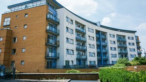 Exterior - Riverside 2 Bed Apartment (London)