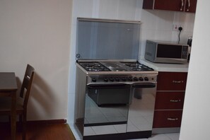 Chambre Double pour 1 personne, 3 chambres | Cuisine privée | Grand réfrigérateur, micro-ondes, plaque de cuisson