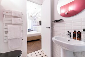 Classic Double or Twin Room | Bathroom | Shower, rainfall showerhead, eco-friendly toiletries, hair dryer