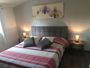 1 habitación, tabla de planchar con plancha, wifi gratis y ropa de cama