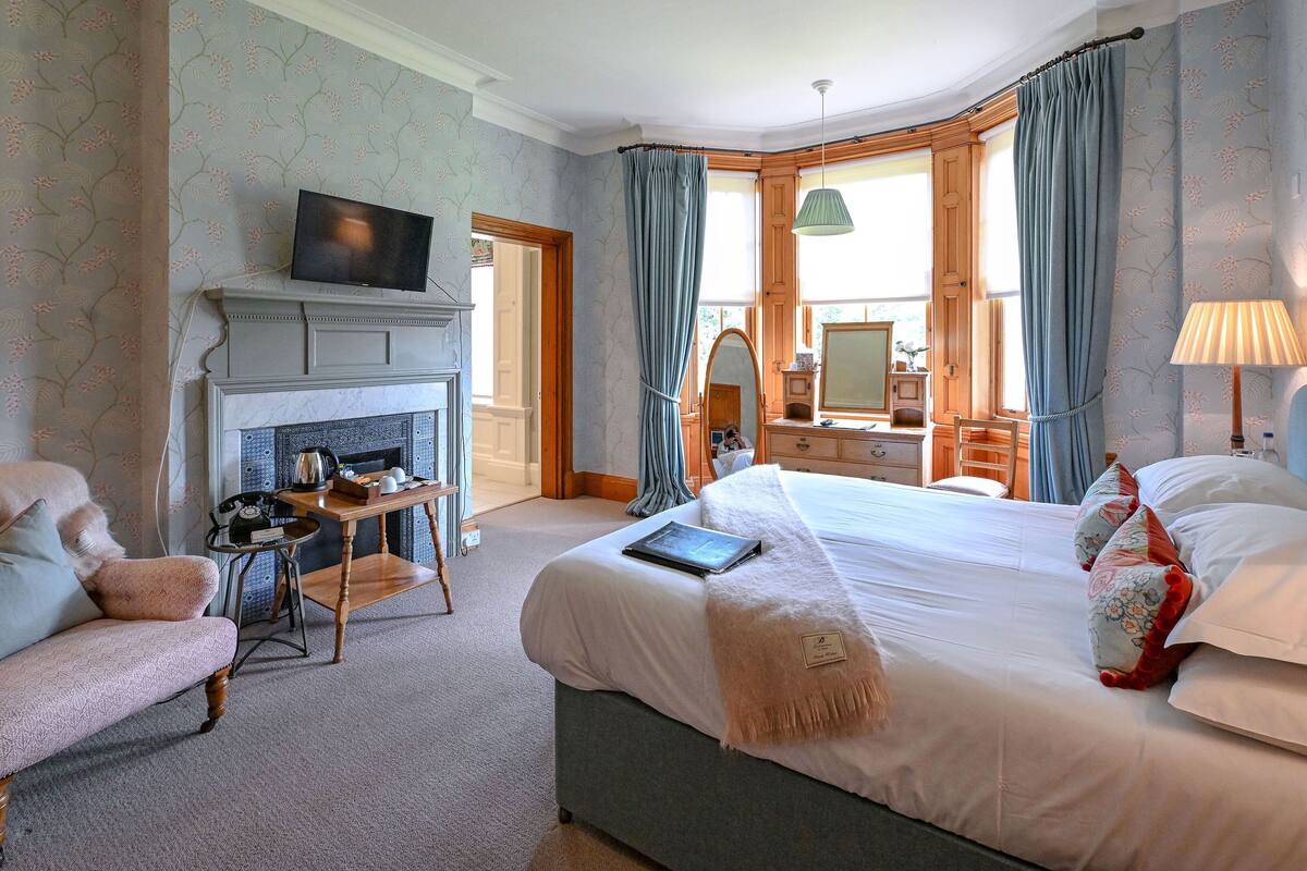 in-room safe, individually decorated, individually furnished, desk