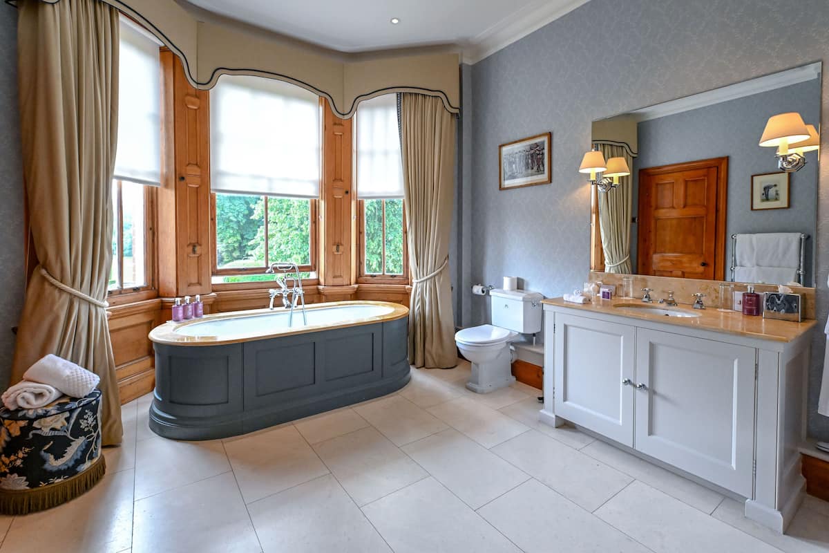 deluxe double or twin room | bathroom | free toiletries, hair dryer, bathrobes, slippers