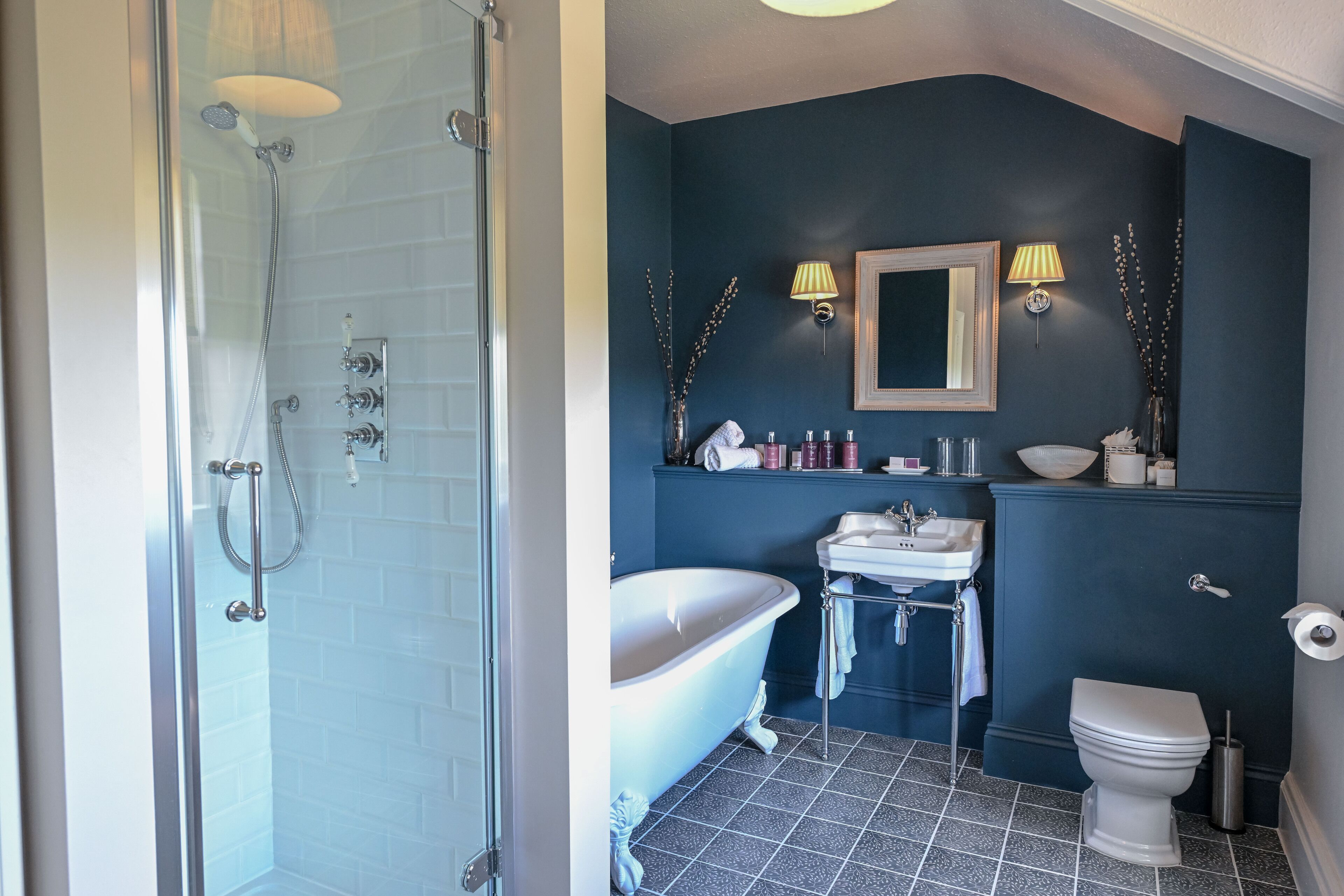 Quarto casal club | Cofres nos quartos, escrivaninha, espaço de trabalho para notebook