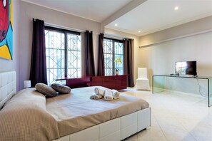 Ropa de cama de alta calidad, cubrecamas y minibar 