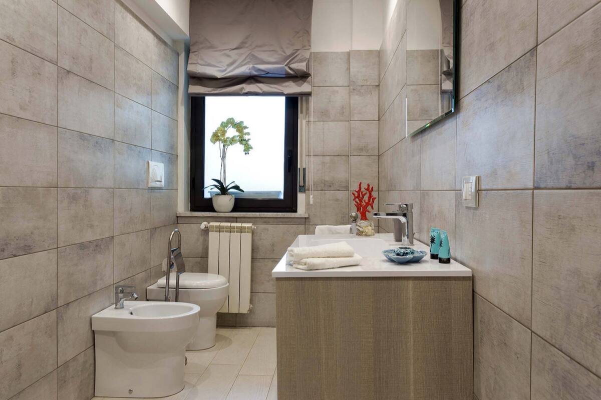 Appartement Deluxe | Salle de bain | Douche, articles de toilette (gratuits), séchoir à cheveux, bidet