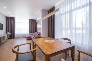 Premium bedding, minibar, in-room safe, desk - ApartUA Kropyvnytskyi (Dobrovelychkivka)