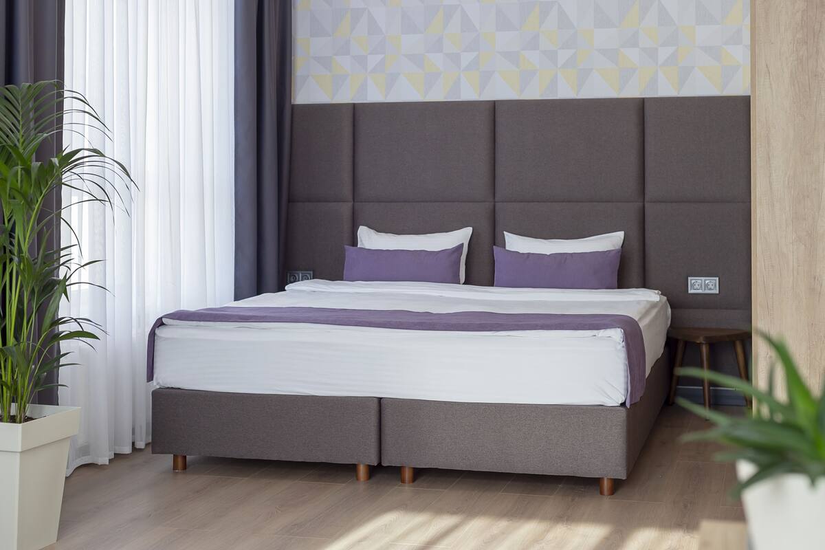 Studio – deluxe, 1 kingsize-seng | Sengetøy av topp kvalitet, minibar, safe på rommet og skrivebord