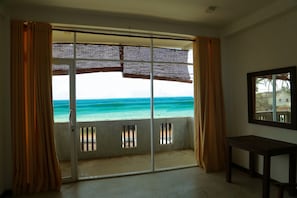 Deluxe Double Room with Air-Con | Ropa de cama