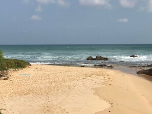 Playa en los alrededores y yoga en la playa