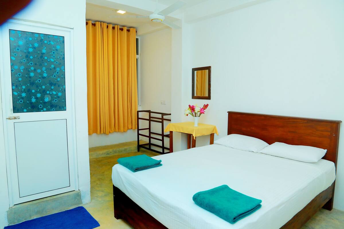 Standard Double Room with Fan | Ropa de cama