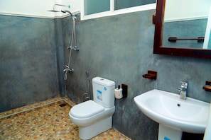 Family Room with Air-Con | Baño | Regadera, amenidades de baño gratuitas, toallas