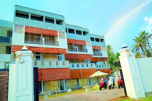 Vista frontal de la propiedad
