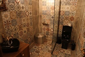 Shower, free toiletries, slippers, towels