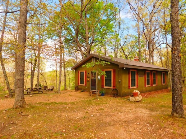 Turkey Ridge Cottage, River View | 3 bedrooms, individually decorated, individually furnished
