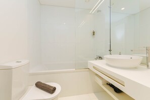 浴缸、吹风机、毛巾