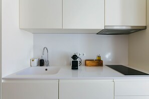 Kühlschrank, Mikrowelle, Geschirrspüler, Wasserkocher