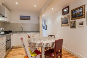 Kjøleskap, mikrobølgeovn, ovn og oppvaskmaskin