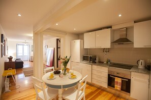 Fridge, microwave, oven, dishwasher - The Day Tripper at Chiado (Lisbon)