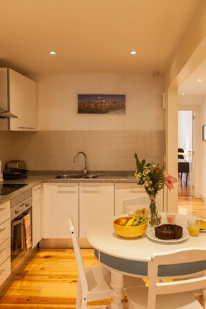Fridge, microwave, oven, dishwasher - The Day Tripper at Chiado (Lisbon)