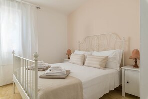 2 makuuhuonetta, silitysrauta/-lauta, ilmainen Wi-Fi, vuodevaatteet