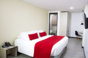 高级双人房, 1 张特大床 | 埃及棉床单、高档床上用品、羽绒被、迷你吧