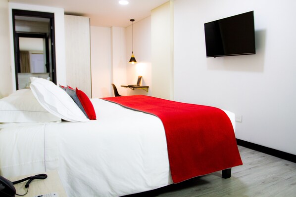 Egyptian cotton sheets, premium bedding, down comforters, minibar - White Lighthouse Hotel (Bogotá)