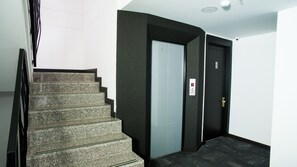 40-英寸LED 电视（配备卫星频道）、电视、MP3 基座