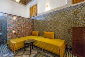 Suíte família, 1 cama King, para não fumantes | Individualmente decorados, individualmente mobiliados