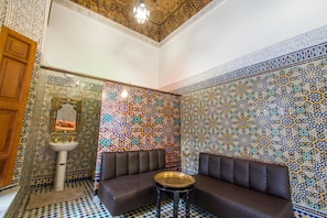 Family Suite, 1 King Bed, Non Smoking | Bathroom | Shower, towels