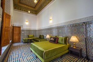 Suíte família, 1 cama King, para não fumantes | Individualmente decorados, individualmente mobiliados